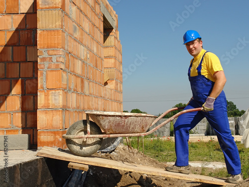 Bilde på lerret Builder with barrow