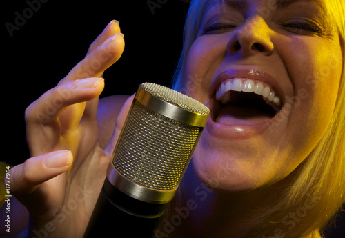 Фотография Woman Sings with Passion