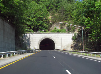 Fotobehang Tunnel Ingang van donkere bergtunnel  © Sheri Armstrong