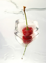 Deken met foto Fruit in ijs Frozen cherrie on glass surface  © tan4ikk
