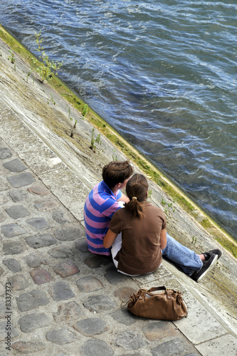 jeune couple sur les quais, Paris