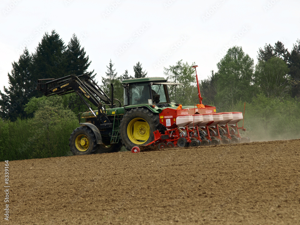 Fototapeta premium Traktor auf Acker