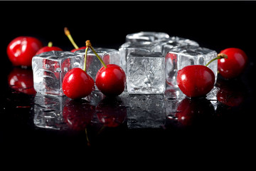 Deken met foto Fruit in ijs Fresh cherries with ice cubes  © Monika Olszewska