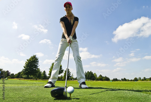 Golfspielerin beim Abschlag