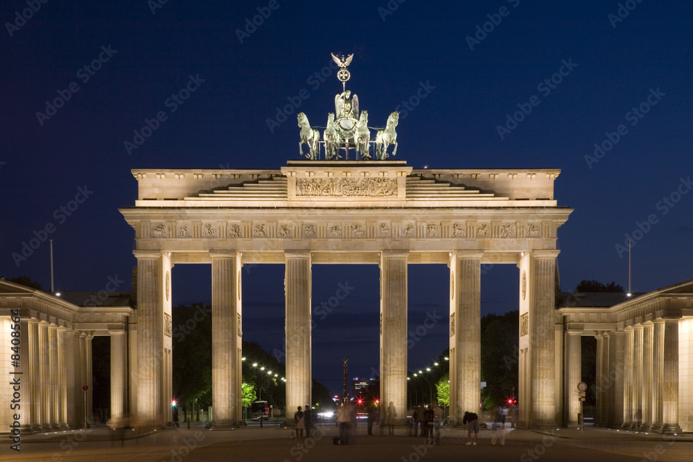 Obraz premium Brandenburg Gate in Berlin illuminated after dusk