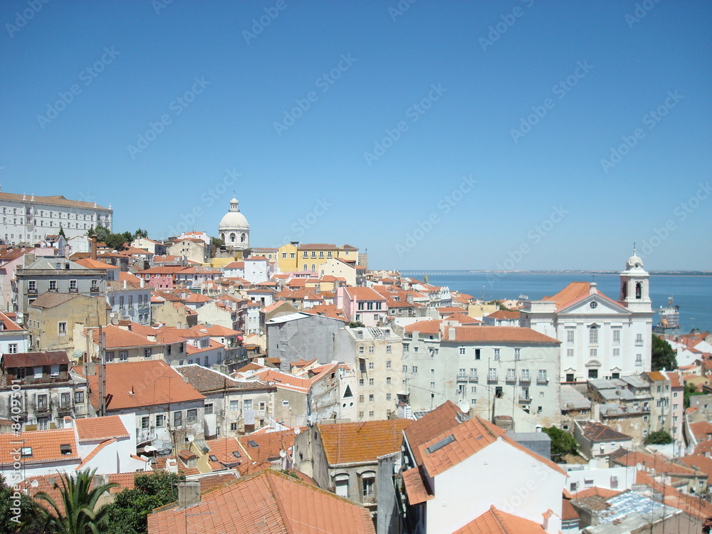 Vista parcial de Lisboa a partir de um miradouro