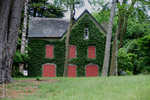 La maison aux volets rouges.
