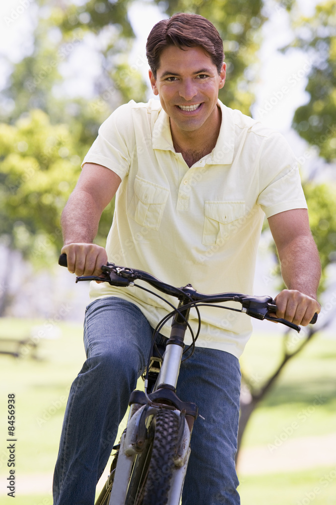 Obraz premium Man outdoors on bike smiling