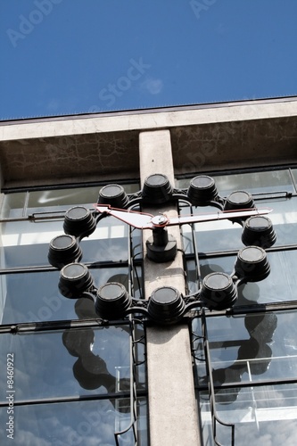 Horlage d'une gare vue sur ciel légèrement penchée