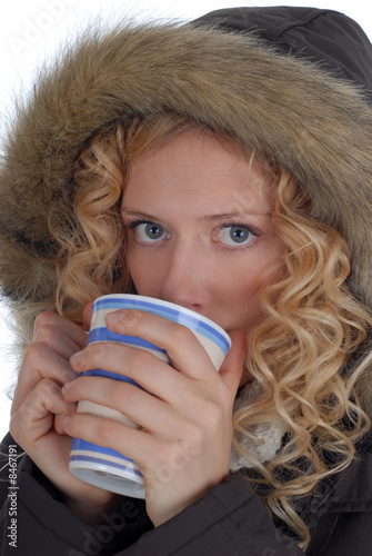 Frau im Winter mit heißem Getränk