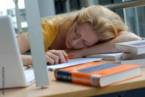 Studentin schläft beim lernen