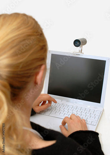 Frau mit Laptop und Webcam