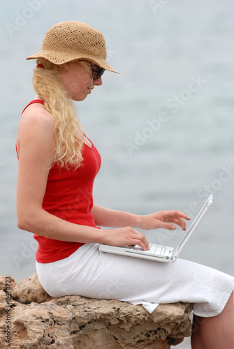 Frau mit Laptop am Meer © puje