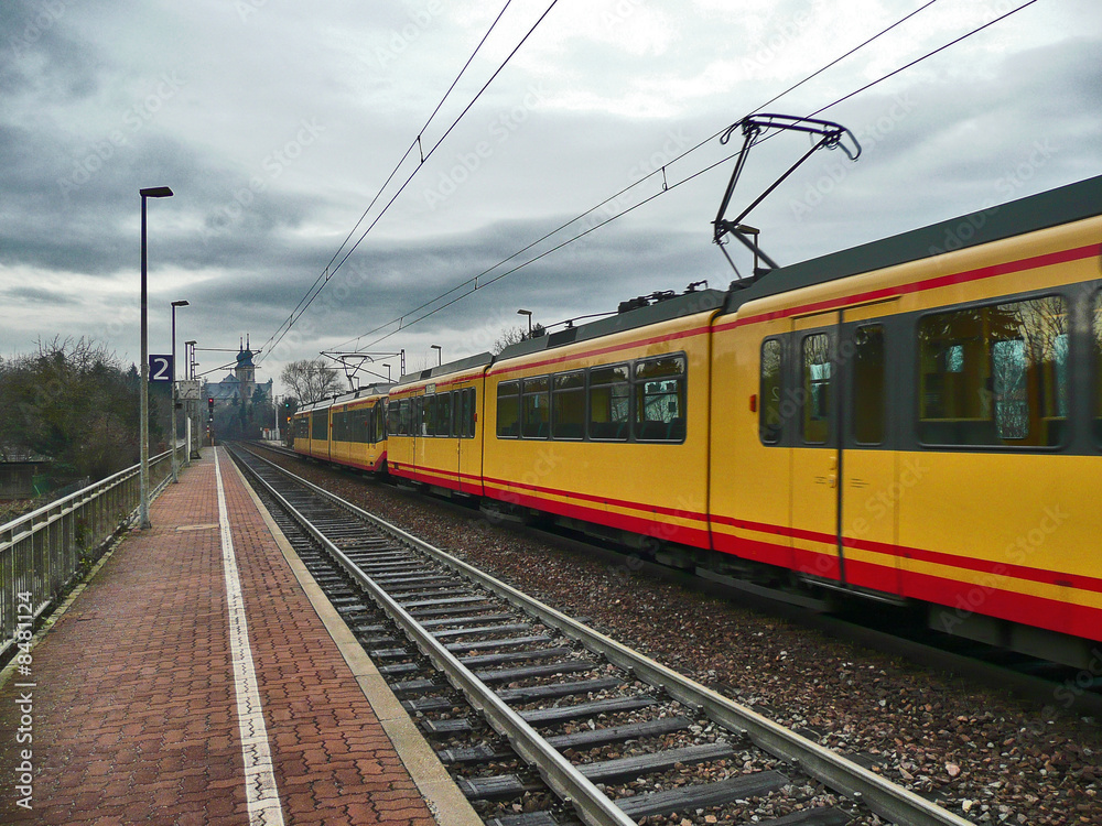 Strassenbahn am Bahnsteig Strassenbahn am Bahnsteig