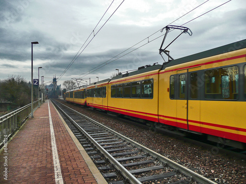 Strassenbahn am Bahnsteig
