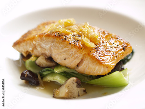 Pan fried salmon with mushrooms .