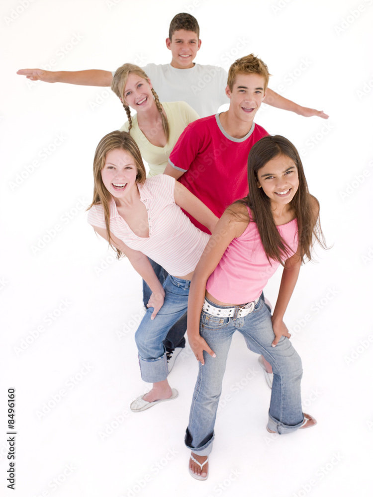 Obraz premium Five friends in a row smiling