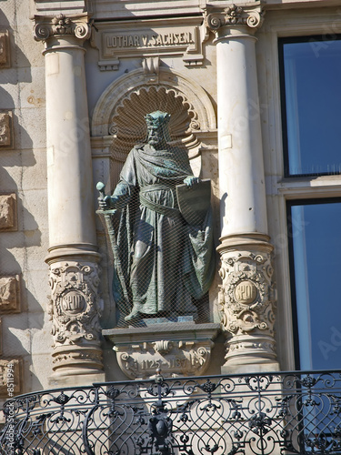 Tableau sur toile hamburger rathaus, statue lothar von sachsen