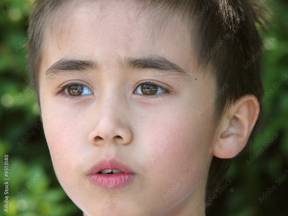 einfach denkend, kind träumt mit offenen augen,nahaufnahme einfach denkend, kind träumt mit offenen augen,nahaufnahme