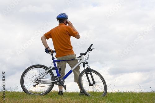 Fototapeta Naklejka Na Ścianę i Meble -  Mountainbiker mit Handy