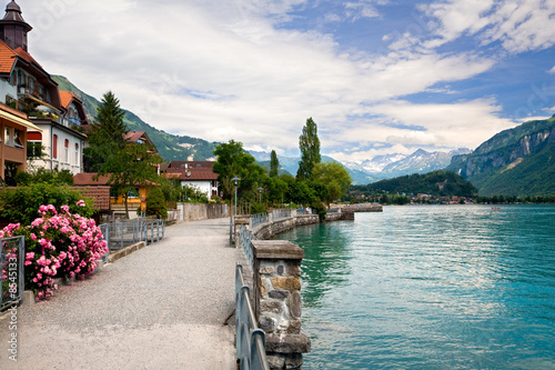 Quadro su tela Walking by the Lake in Brienz, Berne, Switzerland