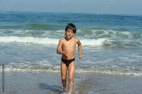 petit garçon entrain de courir sur la plage
