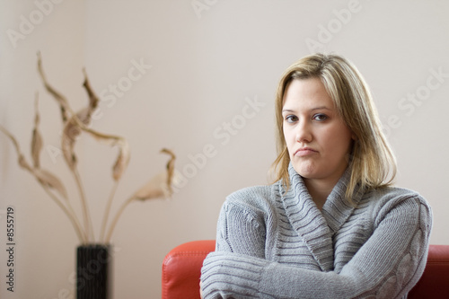 Junge Frau ärgert sich und hat kalt