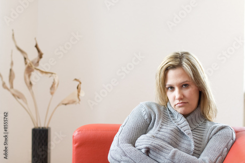 Junge Frau ärgert sich und hat kalt