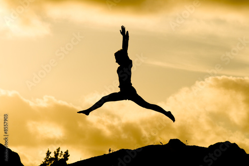 Silhoutte springt im Sonnenuntergang