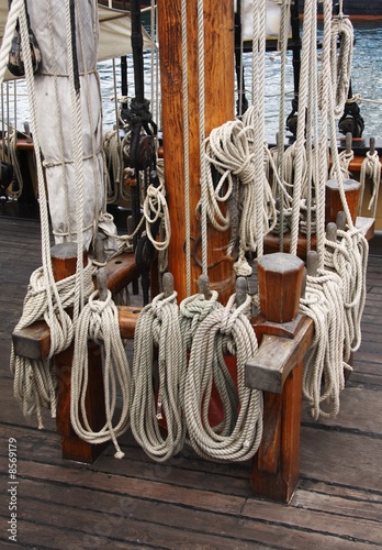 Pont, taquets et cordage de voilier ancien © Tof Locoste
