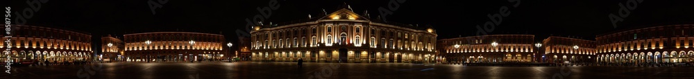 Panorama de nuit de la place du Capitole de Toulouse