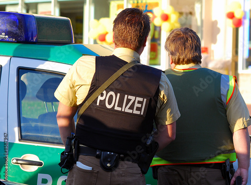 Polizisten im Einsatz photo