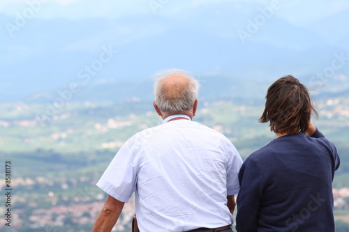 coppia ammira il panorama