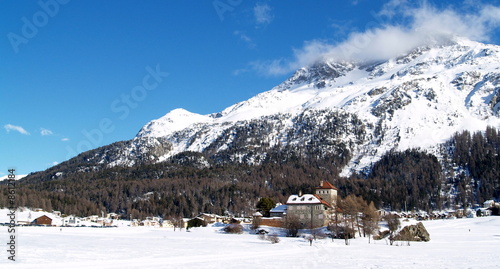 bourgade et château alpin
