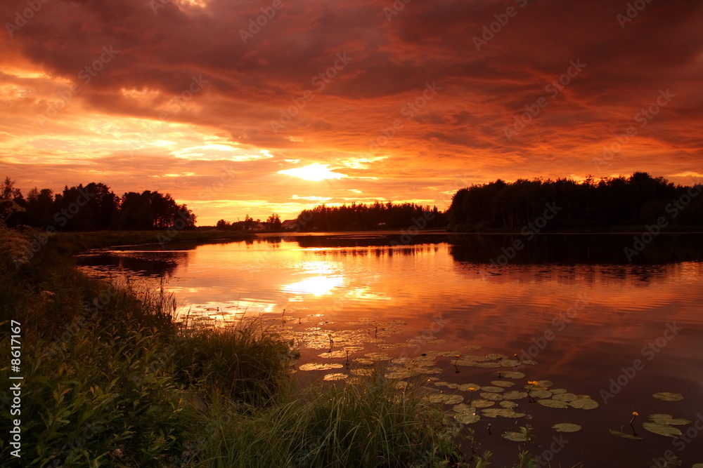 Naklejka premium Lake at sunset