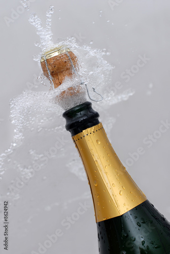 Knallende Sektflasche