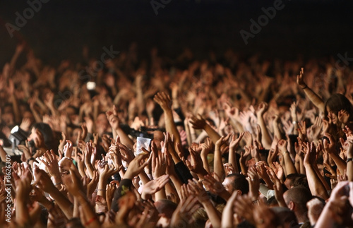 applaudir concert artiste foule fan musique main tendu photo
