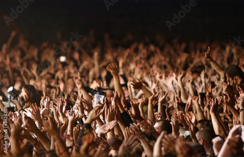 applaudir concert artiste foule fan musique main tendu