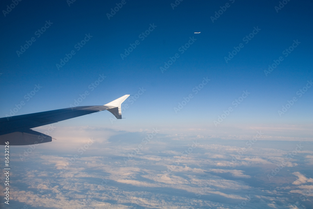 Fototapeta premium aile d'avion et avion dans le ciel