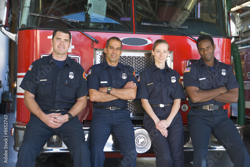 Fotografia Portrait of firefighters standing by a fire engine