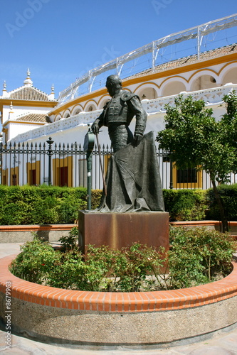 statue du matador curro romero maestranza à séville photo