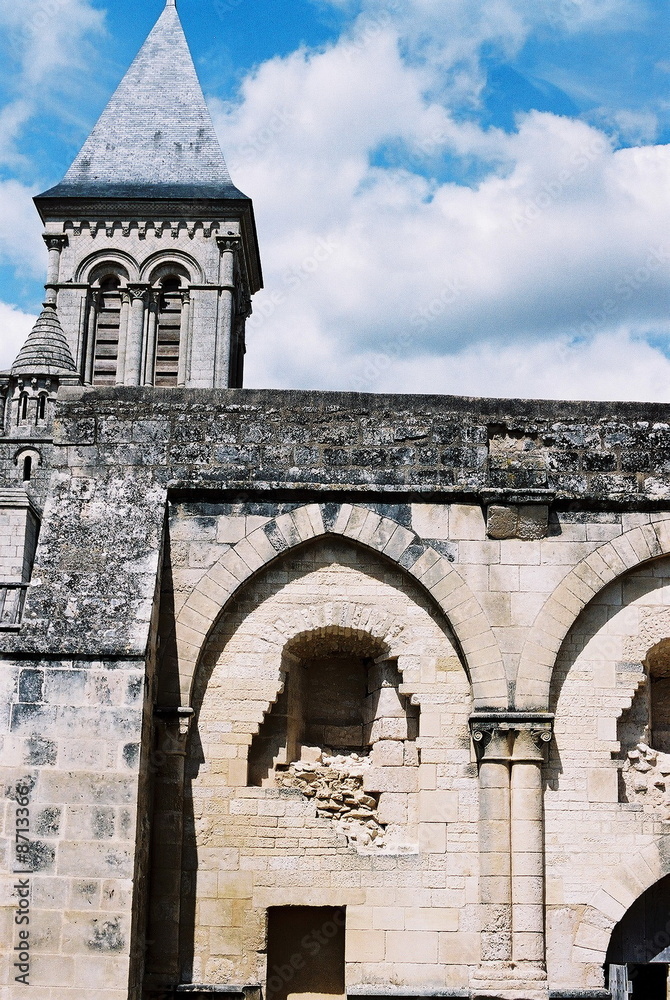 L'église et les ruines