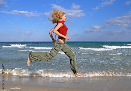 Frau läuft am Strand
