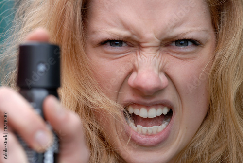 Frau mit Pfefferspray
