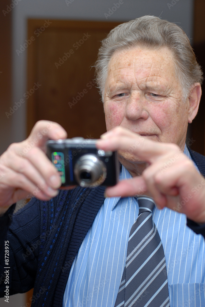 Senior mit Digitalkamera