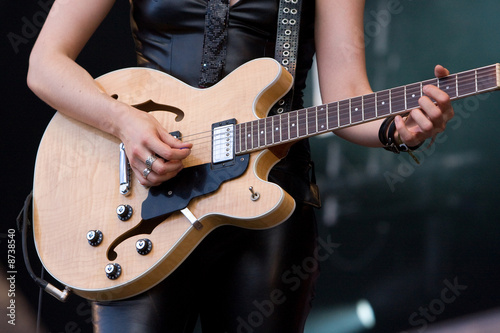 guitariste féminin guitare corde rock manche musicien concert mu