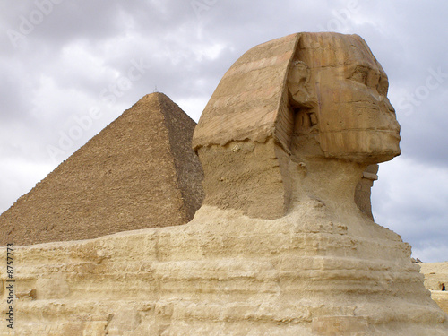 Sfinge e piramide al cairo. photo