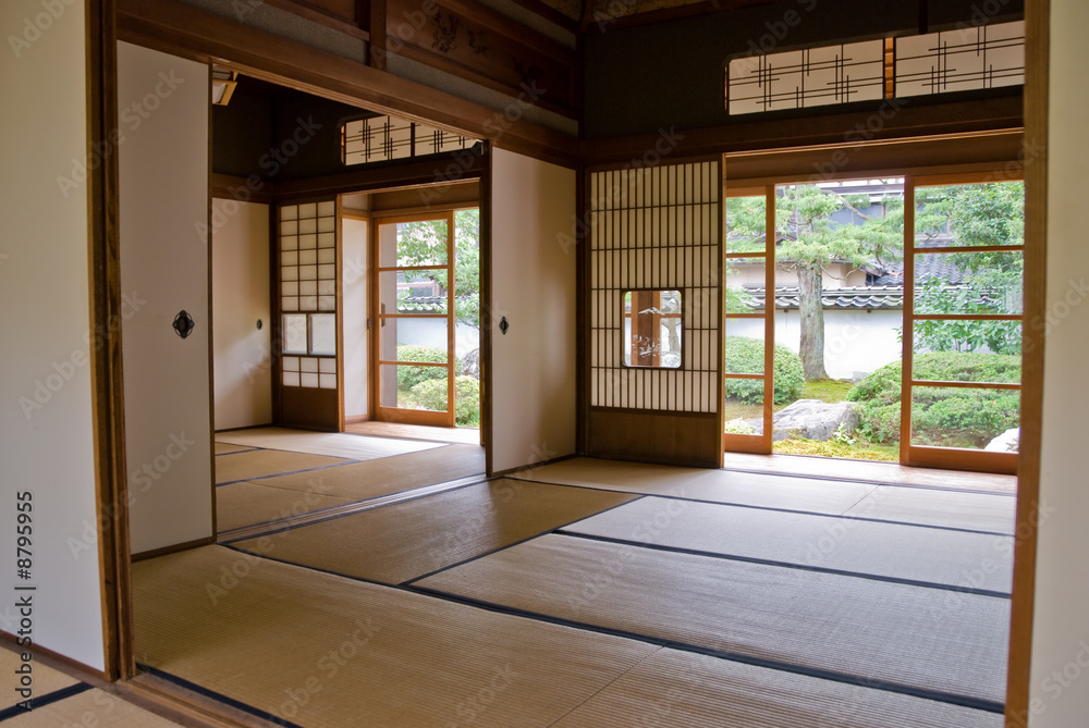 Obraz premium 古い日本家屋の部屋から見える庭