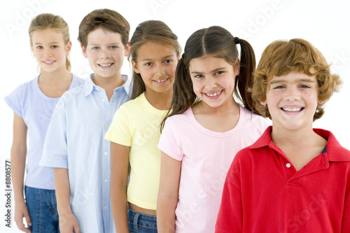 Foto Row of five young friends smiling