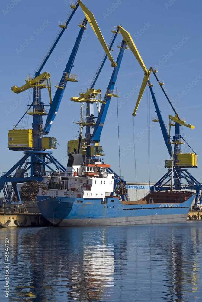 Frachtschiff im Hafen von Wismar